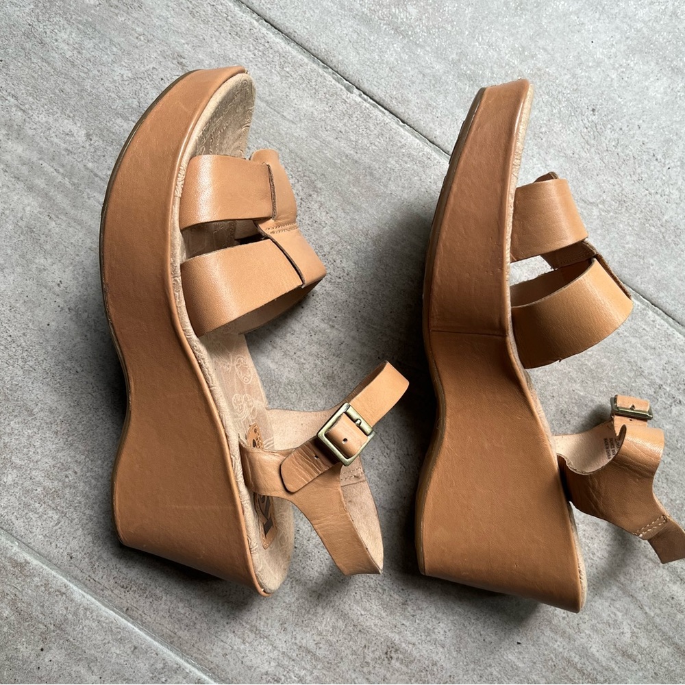 Women’s Korks platform tan sandal size 8/39